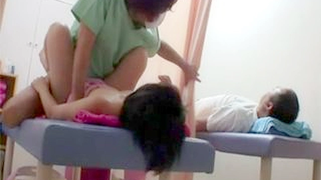 按摩惊喜：无辜丈夫看妻子享受快感视频