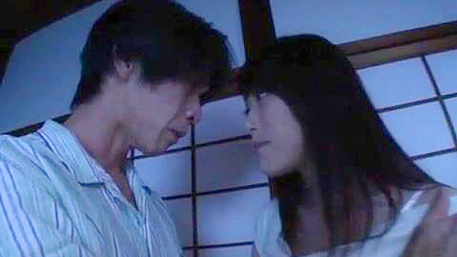 妹妹的秘密诱惑：Akari Hosino趁Yuri Shirai睡觉时给老公口交