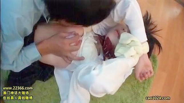 疯狂有线工粗暴操弄独自在家的少女