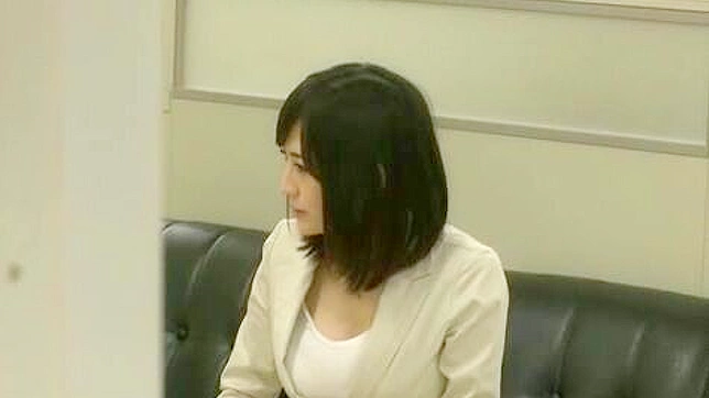 秘书意外的禁果茶引发了与怪异清洁工激烈的性事体验