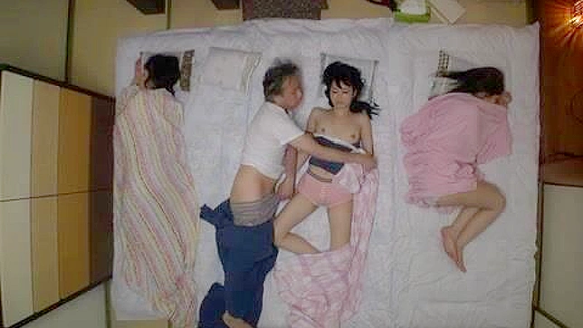 和谐家庭生活：继父与两名少女的JAV色情视频