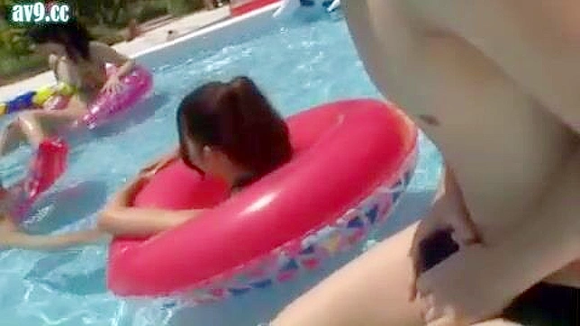 姐妹秘密游泳会引发与害羞男孩的惊悚情景