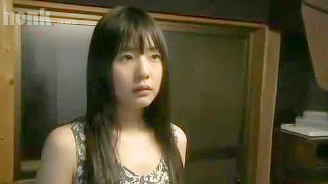 日本入侵者持刀对惊恐少女的残忍性侵攻击