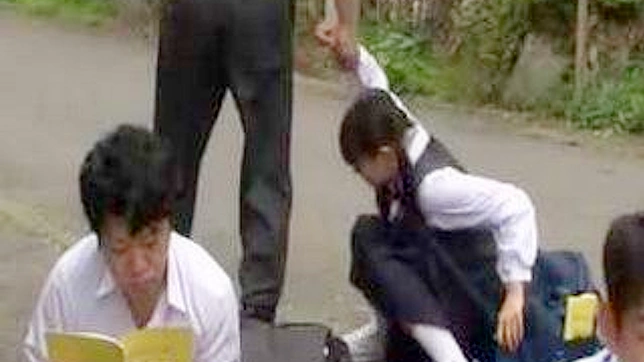 性感女学生野外郊游时与肮脏老师胡来