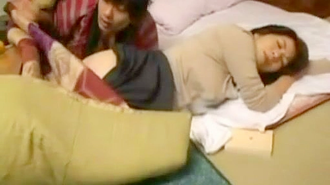 优香里的感官噩梦：在暖气桌下与继子激情邂逅