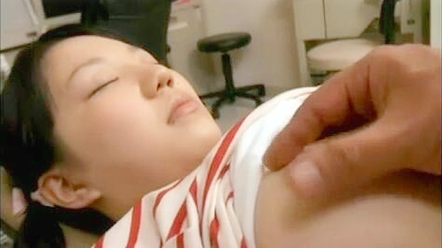 无意识的少女处女被牙医在麻醉下 creampie