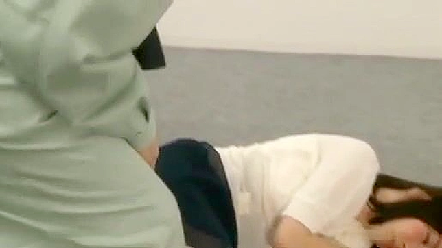 东方色情视频：昏迷的秘书被清洁工趁机侵犯