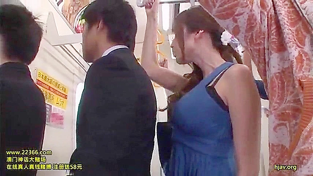 日本巨乳熟女Julia在公车上挑逗陌生人直至他射在她的大胸上。