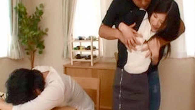 在醉酒丈夫注视下狠狠操弄熟睡的妻子