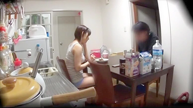 调皮表亲在日本共享秘密乐趣