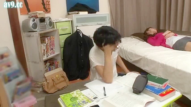 性感睡衣派对惊喜：帅气男孩趁女同学昏沉时占尽便宜