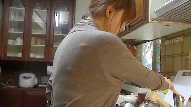 无尽欲望:父亲注视儿子与妻子麻希明日香的激情时刻