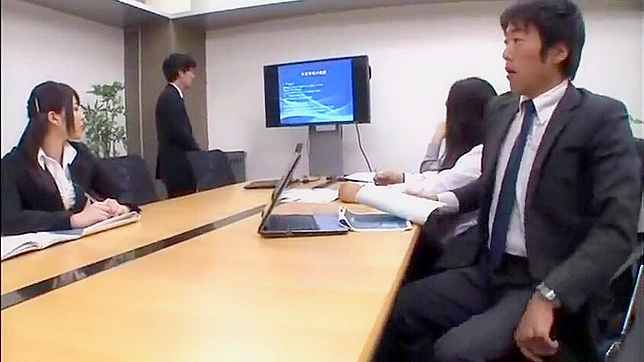 性感女上司上原爱的秘密欲望在火热公司会议中被揭露