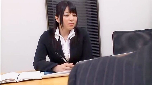 性感女上司上原爱的秘密欲望在火热公司会议中被揭露