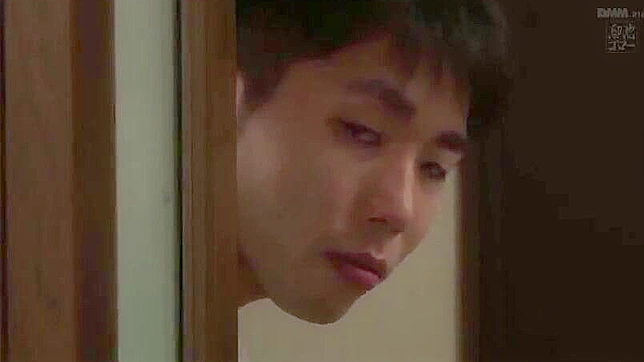 奈美与儿子朋友的秘密夜晚在日本色情视频中曝光