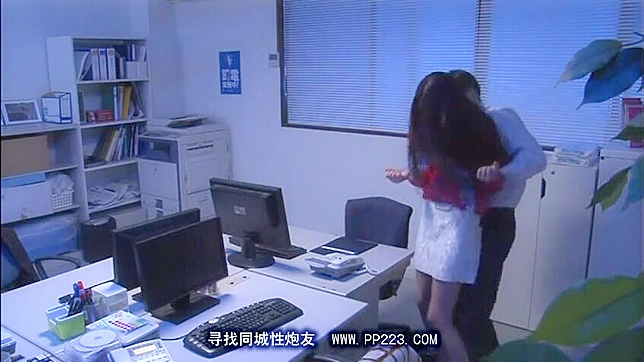 日本妻子突访办公室引发同事间的激情性爱