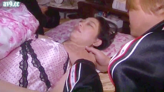 出轨妻子在床被丈夫好友当场捉奸