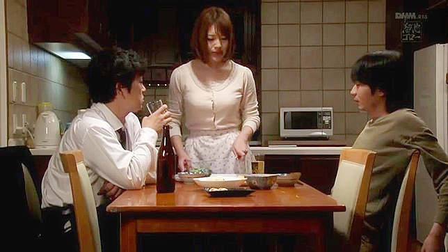 巨乳妻子在与本田莉子的留宿中被丈夫好友惊喜袭击