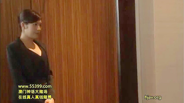 难忘时刻：丰满秘书在工作中释放秘密欲望