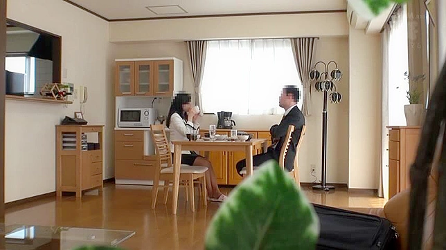 亚裔继父与小女儿的秘密欲望