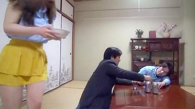 亚洲妻的秘密欲望在火热三人行中爆发