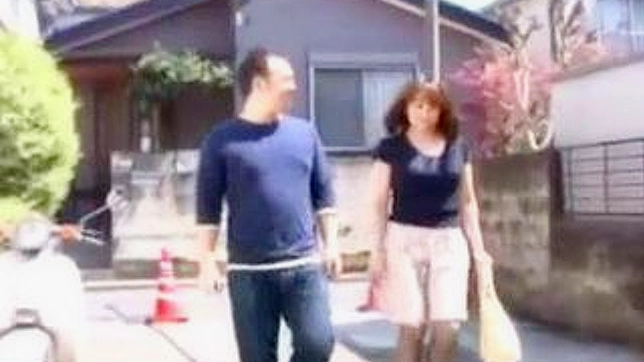 邻居间的恋情在日本色情视频中升温