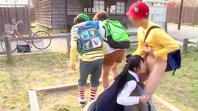 调皮女学生放学路上欺负天真同学