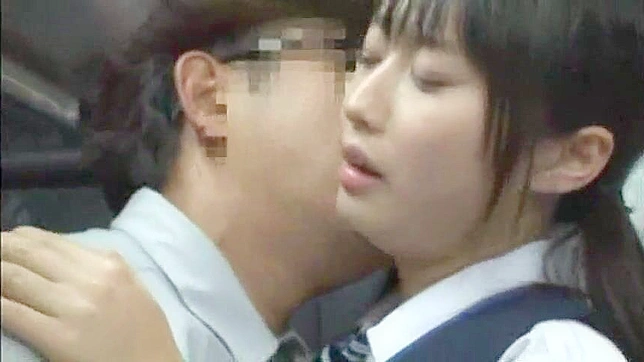 公交车上一群色狼和日本少女的狂欢乱交