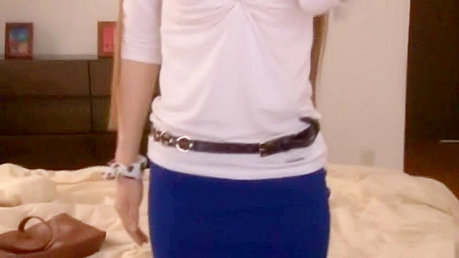 丰满的亚洲女孩用湿漉漉的胸部挑逗朋友