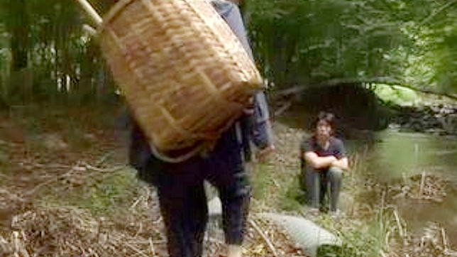 表妹在农民亲戚怀里找到安慰