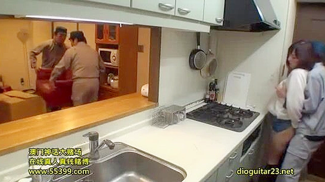 妻子在办公室用热烈性爱报复固执丈夫的 JAV 故事