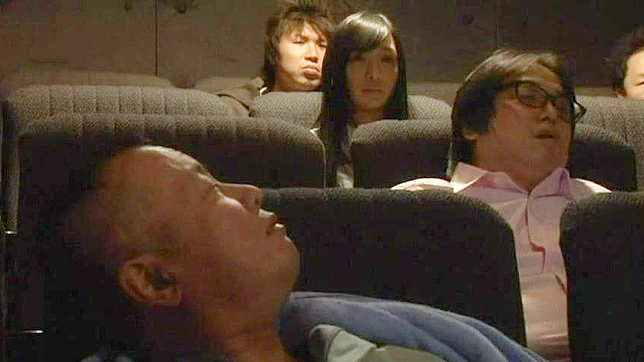 寂寞日本美女在电影冒险中犯下性感错误