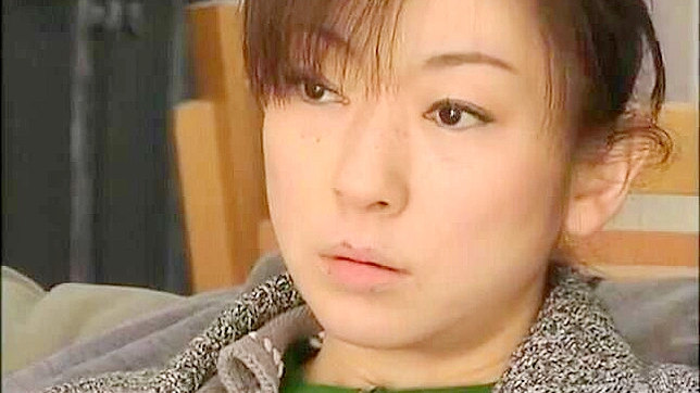 疯狂邻居趁丈夫不在与贫穷日本妻子在家狂野性爱