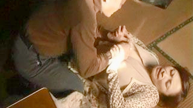 邻居的猛烈追求让她无法抗拒，丈夫外出时这位可怜的日本妻子任其得逞。