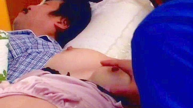 亚洲妻子趁丈夫熟睡时与租客惊喜缠绵