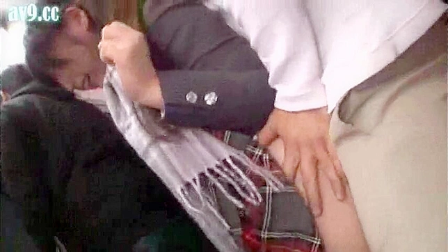 公交上的欢愉：年轻东方女孩的调皮时刻