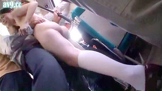 丰满女学生在日本拥挤公交上的狂野车震体验