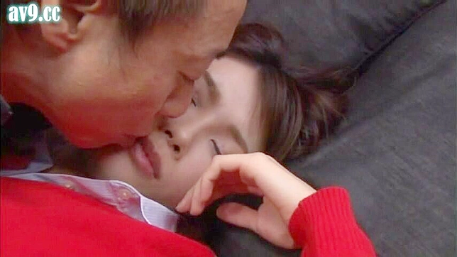 酒吧厕所里的日本美女被老男人占便宜