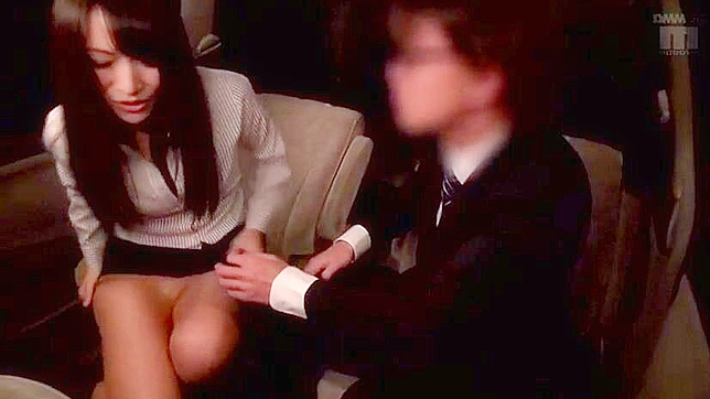 邻居发现日本女孩在车里自慰