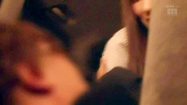 邻居发现日本女孩在车里自慰