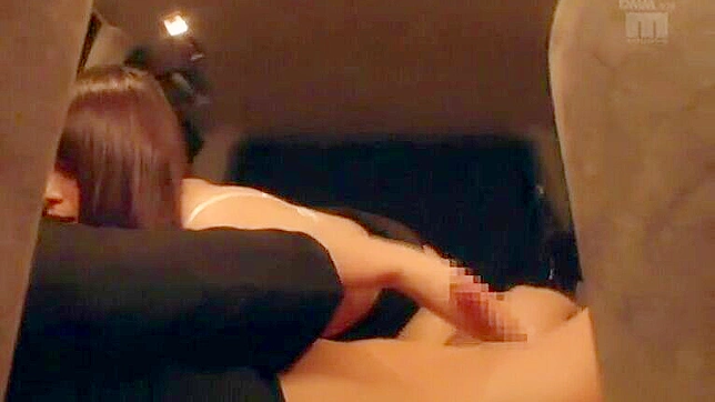 邻居发现日本女孩在车里自慰