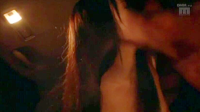 邻居发现日本女孩在车里自慰