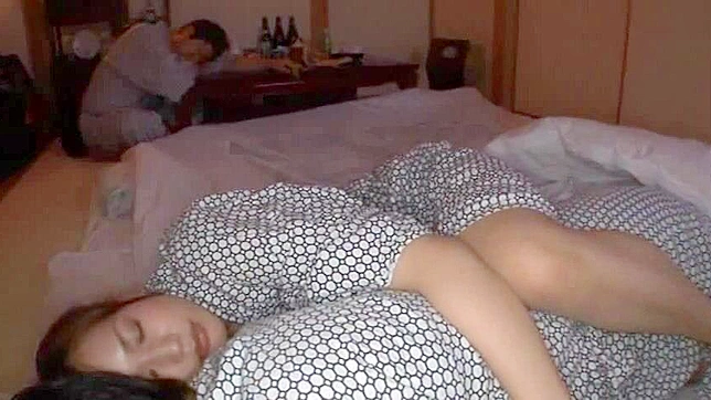 昏迷夫妇与好友疯狂做爱被拍下