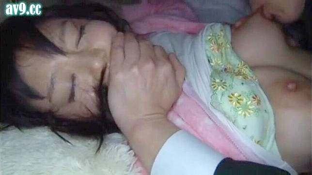 天真少女惊悚噩梦 – 父母熟睡时遭入侵者性侵