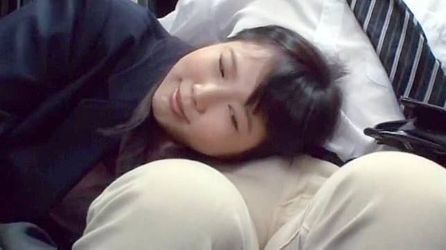 公交车上饥渴的亚洲女学生与商人进行口交