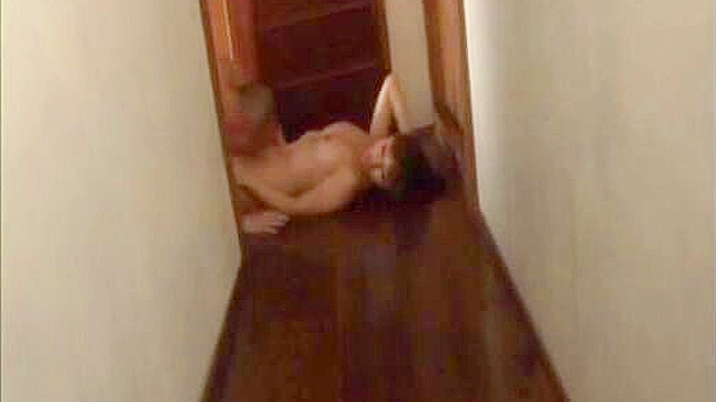 丰满女佣在浴室的秘密服务