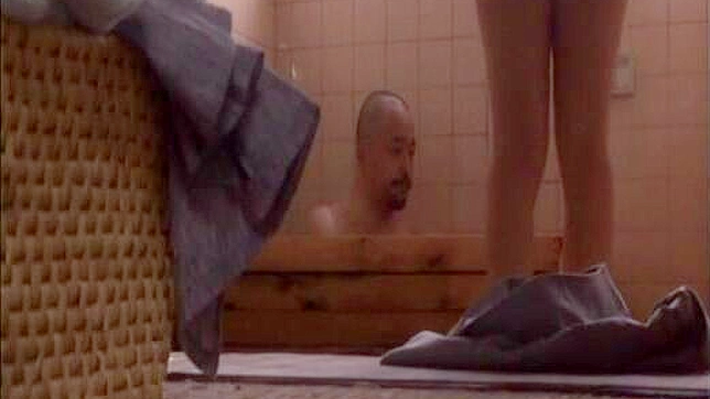 丰满女佣在浴室的秘密服务