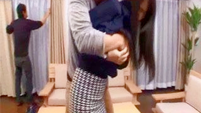 邻居诱惑狂潮：两个男人征服纯真日本女孩