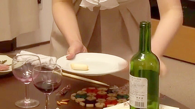 丰满妻子在老公睡着后与商业伙伴疯狂缠绵