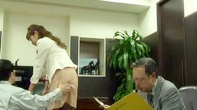 秘书在老板面前对电脑修理工摸臀的惊人反应